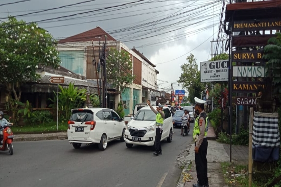 Cegah Kepadatan Lalu Lintas, Personel Polsek Ubud Lakukan Pengaturan di Titik Kemacetan