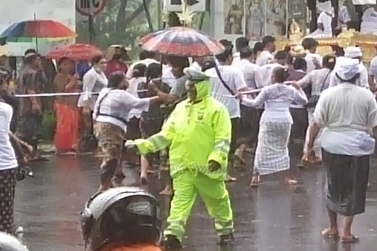 Bagi Aiptu Indrayana, Hujan bukan Halangan untuk Melayani Masyarakat