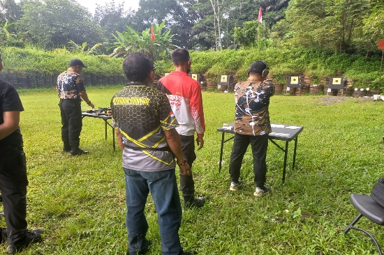 Tingkatkan Kemampuan Personil, Polres Gianyar Gelar Latihan Menembak