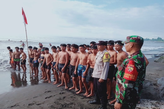 Bhabinkamtibmas Desa Lebih bersama Babinsa Pengamanan Pelatihan Balawista