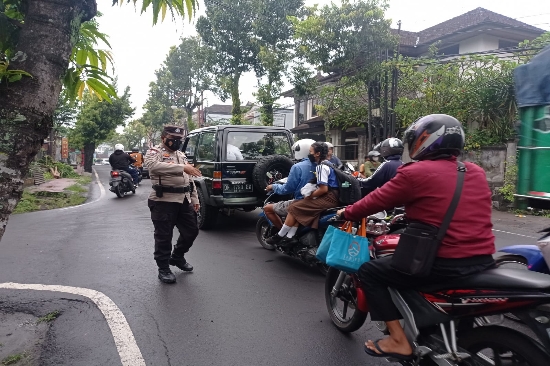Bhabinkamtibmas Kelurahan Bitera Pos Pagi di Simpang Jl. Bhayangkara Gianyar