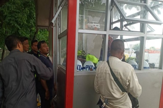 Puluhan Remaja Bacok Satpam dan Merusak Pos Jaga Pakuwon