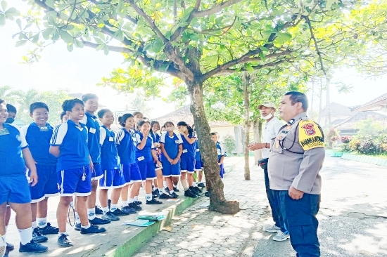 Hadirkan Polri yang Humanis, Polsek Blahbatuh Ajak Siswa Bijak Bermedia Sosial