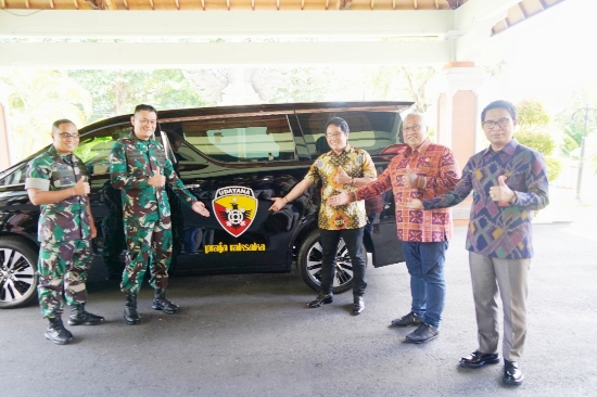 Bupati Badung Serahkan Kendaraan Operasional VIP kepada Pangdam IX/Udayana