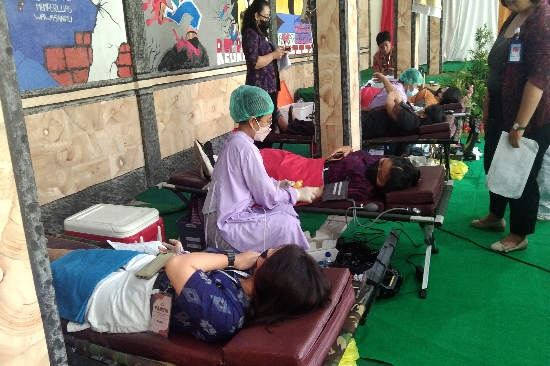 Peduli Sesama, OSIS SMA PGRI 2 Denpasar Gelar Donor Darah