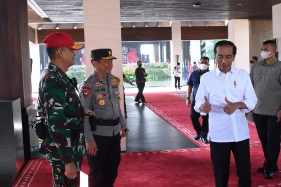 Presiden Jokowi Tinjau Pasar Badung, Pangdam IX/Udayana Pastikan Berjalan Dalam Keadaan Aman, Tertib dan Lancar