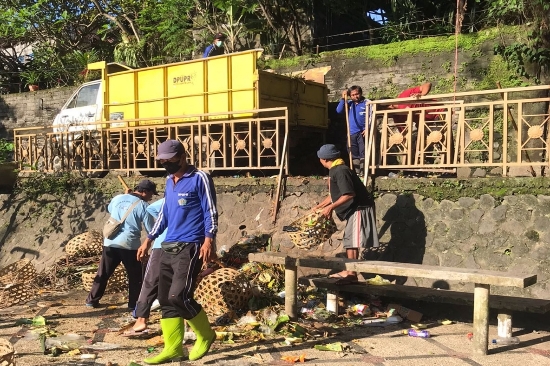 Antisipasi Banjir, PUPR Denpasar Rutin Bersihkan Sampah di Sungai