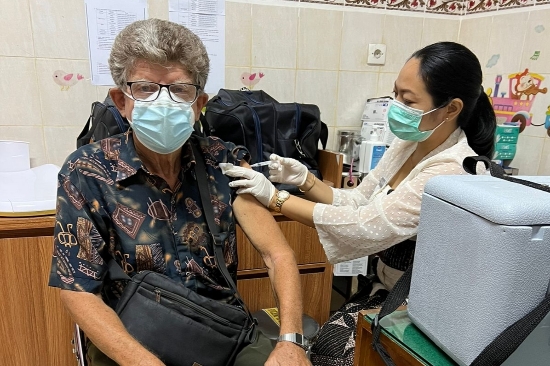 Vaksin Booster Kedua untuk Lansia di Denpasar Dimulai