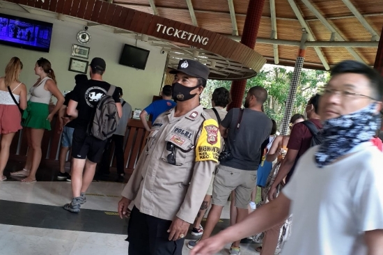 Polsek Ubud Lakukan Patroli Dialogis Menyasar Objek Wisata Monkey Forest