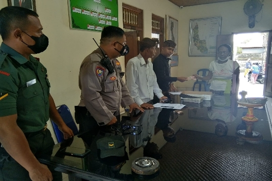 Bhabinkamtibmas Desa Temesi Bersama Babinsa Atensi Penyaluran BLT Dana Desa