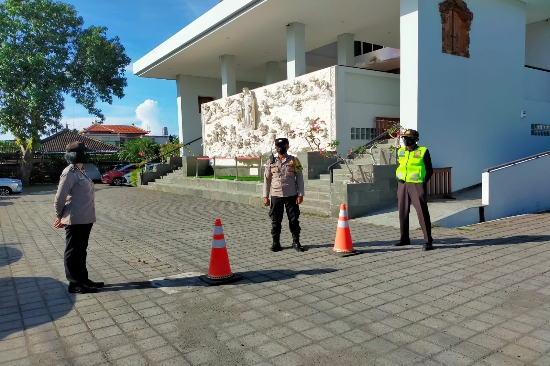 Bhabinkamtibmas Desa Sidan Pengamanan Misa Hari Minggu di Gereja Santa Maria Ratu Rosari