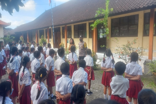 Stop Bullying Bhabinkamtibmas Kelurahan Beng Penyuluhan di Sekolah