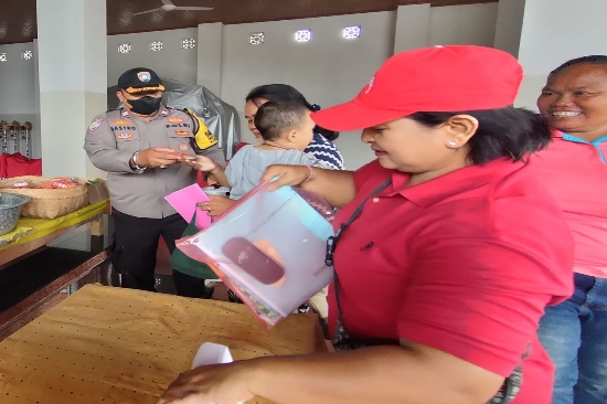 Peduli Kesehatan, Bhabinkamtibmas Dampingi Bidan Desa Berikan Layanan Posyandu