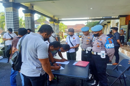 Propam Polres Gianyar Laksanakan Pemeriksaan Senpi Berkala