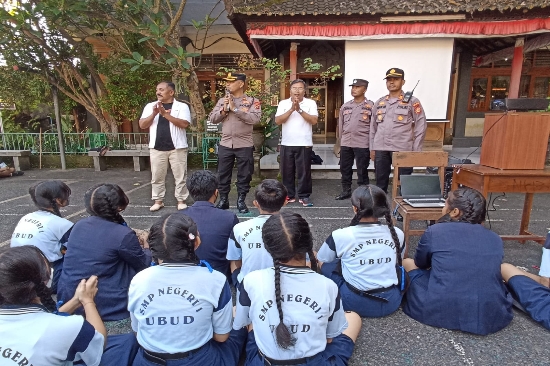 Sambangi SMPN 1 Ubud, Kapolsek Ubud Sosialisasi Bahaya Bullying