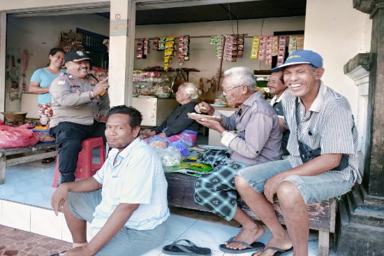 Jelang Natal dan Tahun Baru, Bhabin Singakerta Sambangi Warga Sampaikan Imbauan Kamtibmas
