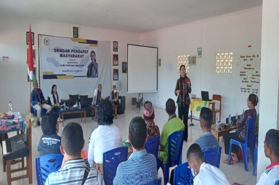 Julie S. Laiskodat Gelar Kegiatan “Dengar Pendapat” di SMKN 3 Labuan Bajo