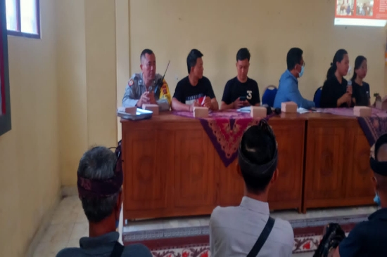Bhabinkamtibmas Desa Siangan Hadiri Sosialisasi Pengelolaan Sampah