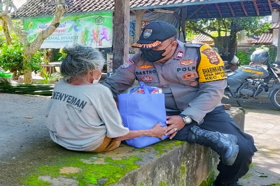Peduli Warga Binaan, Bhabin Singakerta Serahkan Sembako Ke Warga Kurang Mampu