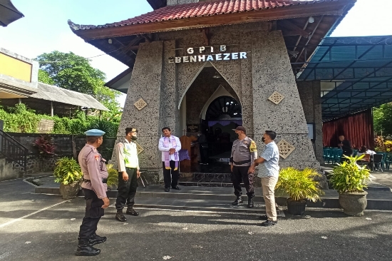 Pengamanan Kegiatan Masyarakat dan Himbauan Prokes Covid-19 di Gereja GPIB Eben Heazer
