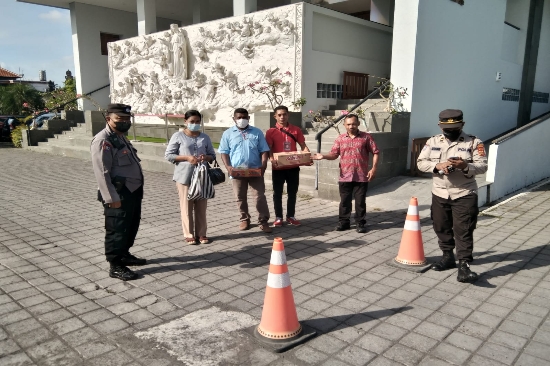 Pastikan Umat Nasrani Aman Beribadah, Bhabinkamtibmas Desa Temesi Lakukan Pengamanan
