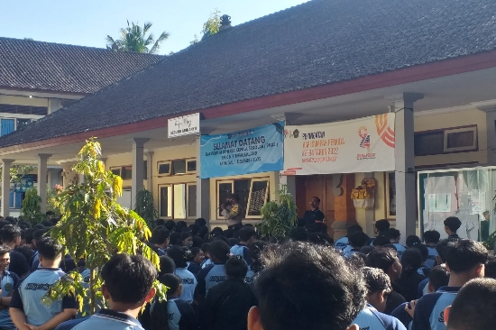 Bhabinkamtibmas Desa Tegallalang Beri Imbauan Kamtibmas kepada Siswa SMKN I Tegallalang