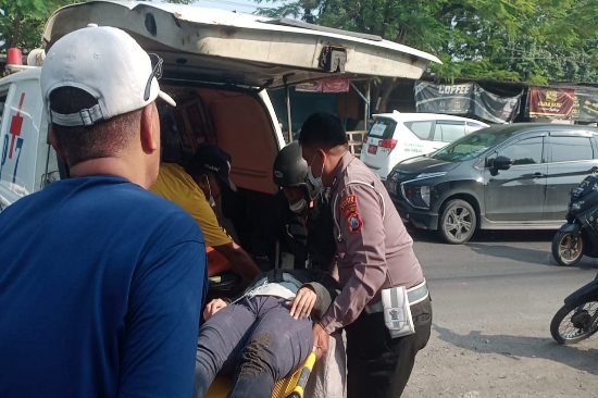 Unit Lantas Polsek Driyorejo Evakuasi Korban Laka Tunggal