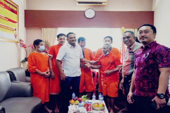 Bupati Gianyar Jenguk Tersangka Pencabutan Penjor di Rutan Polres Gianyar