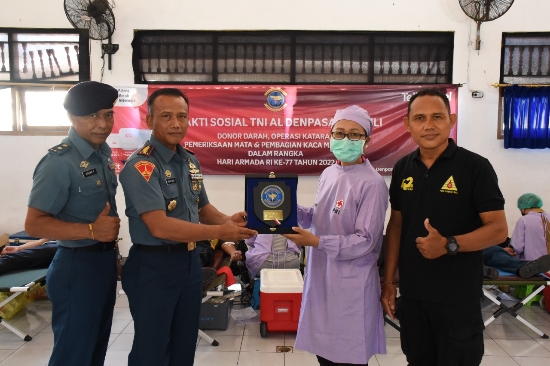 Peringati Hari Armada RI ke-77 dan Sambut Hut Kowal ke-60, Pangkalan TNI AL Denpasar Gelar Bakti Sosial Donor Darah
