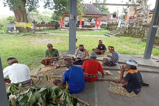 Sambangi Warga Bukit Jangkrik, Bhabinkamtibmas Kelurahan Samplangan Sampaikan Himbauan Kamtibmas