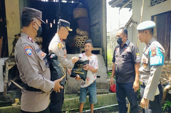Polsek Ubud Salurkan Paket Sembako Menyasar Yatim Piatu dan Lansia