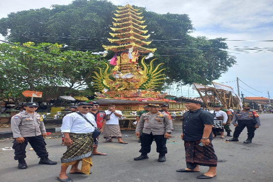 Kapolsek Gianyar Pimpin Pengamanan Upacara Pelebon di Kelurahan Abianbase