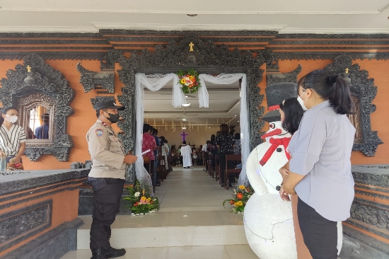 Lancarkan Ibadah Umat Nasrani, Bhabinkamtibmas Desa Sumita Lakukan Pengamanan