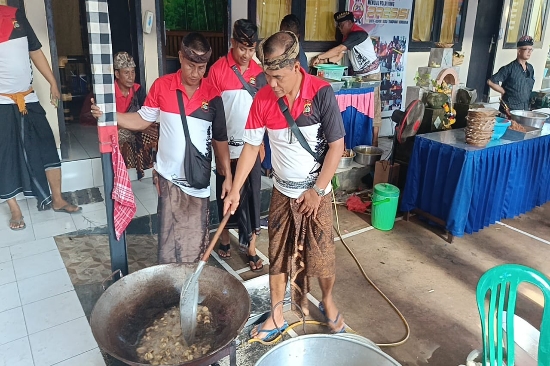 Gotong Royong Polsek Blahbatuh, Sambut Piodalan di Pura Kertha Bwana