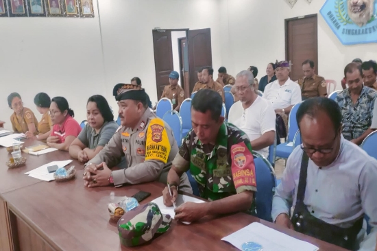 Bhabinkamtibmas Desa Singakerta Hadiri Kegiatan Musyawarah Desa