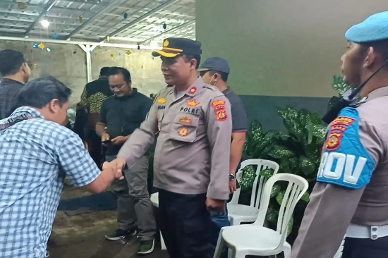 Kapolsek Blahbatuh Pimpin Pengamanan Ibadah Natal di Desa Pering
