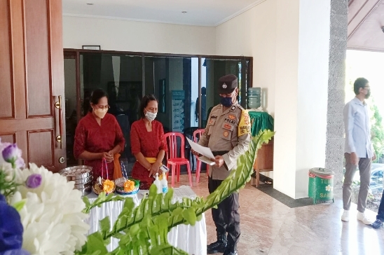 Bhabinkamtibmas Kelurahan Gianyar Pengamanan Misa Minggu di GBI Rock Gianyar