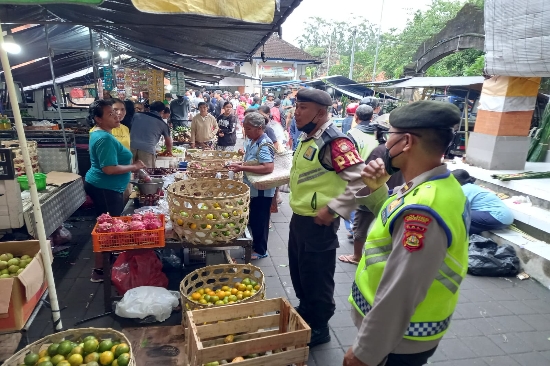 Menjelang Hari Raya Galungan, Polsek Blahbatuh Sambangi Pasar Tradisional
