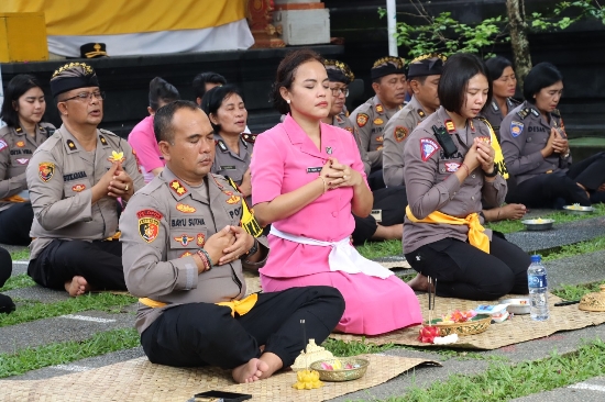 Awali Tahun 2023, Kapolres Gianyar Pimpin Persembahyangan Bersama
