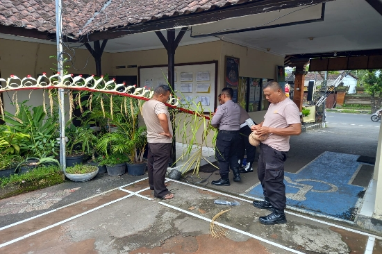 Maknai Hari Galungan, Personel Polsek Blahbatuh Gotong Royong Membuat Penjor