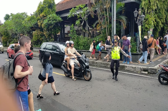 Hari Raya Galungan, Personel Polsek Ubud Gelar Patroli Dialogis di Objek Wisata