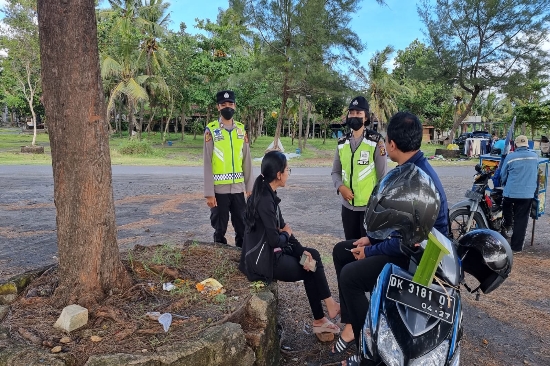 Ciptakan Situasi Aman di Umanis Galungan, Personil Polres Gianyar Melaksanakan Pengamanan Pantai