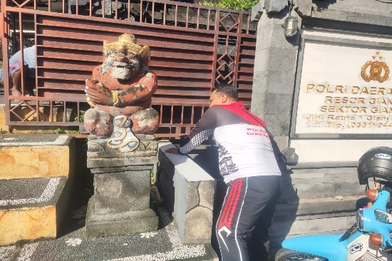 Ciptakan Lingkungan Bersih Polsek Gianyar Kerja Bakti Seputaran Mako