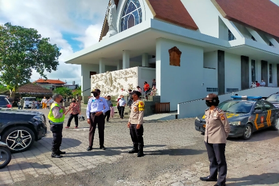 Bhabinkamtibmas Desa Sidan Pengamanan Misa Hari Minggu di Gereja Santa Maria Ratu Rosari