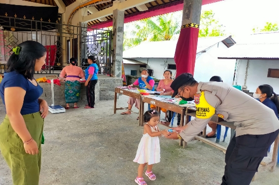 Selalu Hadir Ditengah Masyarakat Bhabinkamtibmas Desa Sidan Lakukan Pemantauan Posyandu