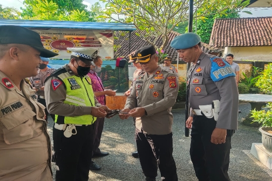 Tingkatkan Disiplin Anggota, Kapolsek Gianyar Pimpin Gaktibplin