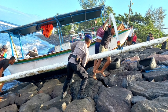 Satpolairud Polres Gianyar Bantu Nelayan di Pantai Cucukan