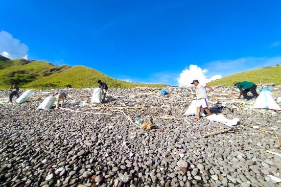 PT. Flobamor Siap Rutin Bersih Pesisir Pantai di TN Komodo dari Sampah Plastik