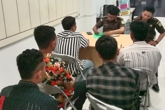 Polres Mabar Serahkan 5 Tersangka dan BB Kasus Water Front City Ke Kejari Manggarai Barat