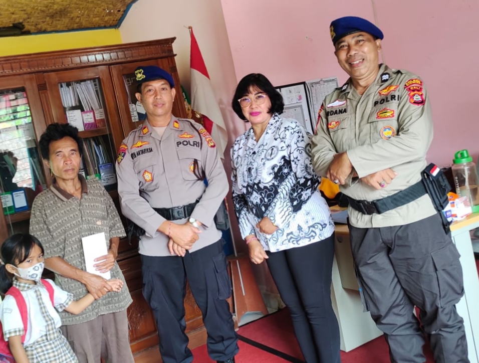 Kasat Polairud Polres Gianyar Bantu Pelunasan SPP Siswi TK Kurang Mampu